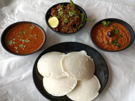 Idly 3Pcs Chicken Keema Masala