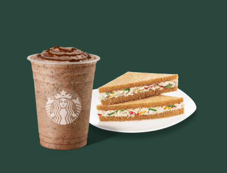 Frappuccino alto duplo com gotas de chocolate e sanduíche de salada de frango.