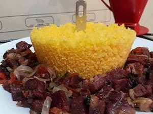 Cuscuz Com Charque E Queijo