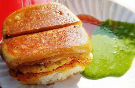 Kolhapuri Tadaka Vada Paav