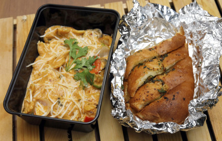 Pasta Combo With Garlic Bread Drinks