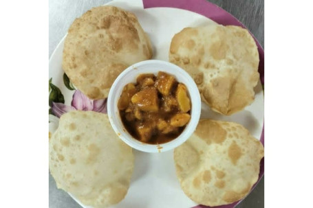 Poori (4 Pcs) With Sabji,Pickle