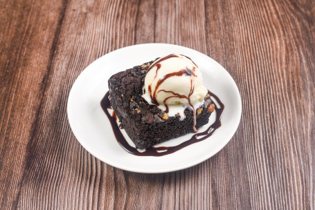 Walnut Brownie With Sauce