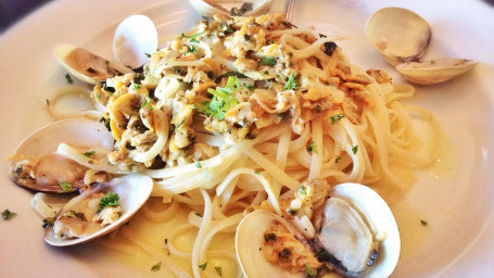 Linguini And Clams In Red Or White Sauce
