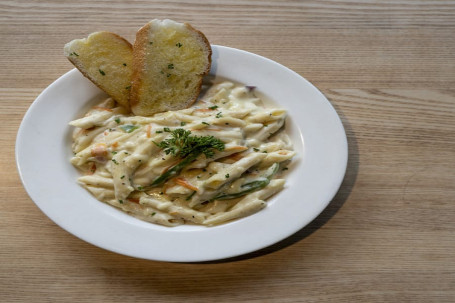 Pasta Alfredo Veg Pasta 2 Pieces Garlic Toast