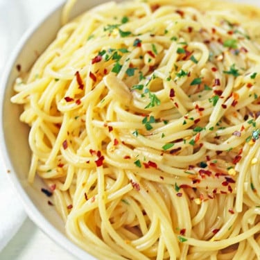 Sphagetti With Garlic And Chille Flakes (Aop)