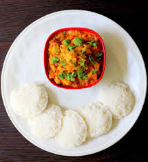 Idli (5 Pcs) With Vada Curry