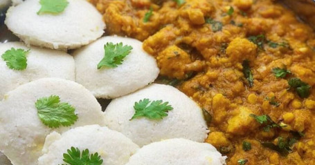 Idli (3 No's) With Vadacurry