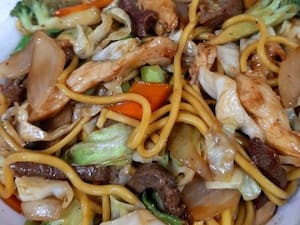 Yakisoba Misto Frango E Carne Pequeno