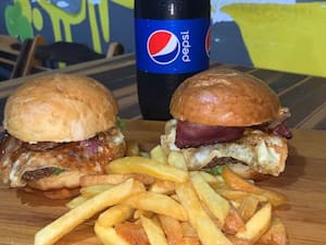 Combo 2 Dois Go Burger Uma Porção De Batata Frita Um Refrigerante 1 Litro