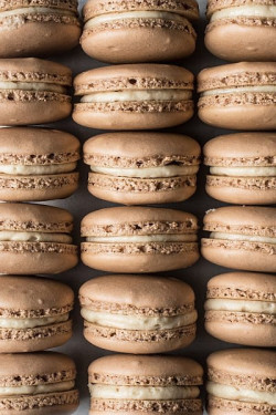 Eggless Salted Caramel Macrons [6 Pieces]