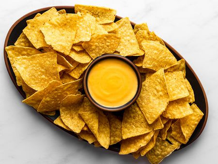 Nachos With Garlic Dip