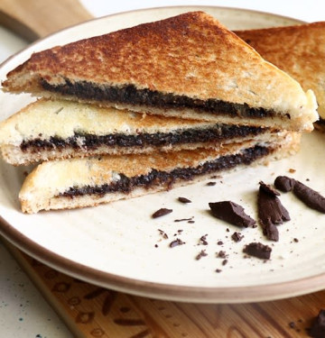 Creamy Chocolate Sandwich With French Fries