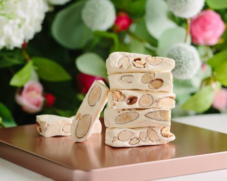 Fǎ Shì Niú Yà Táng Qīng Bàn Lǐ Hé French Nougat