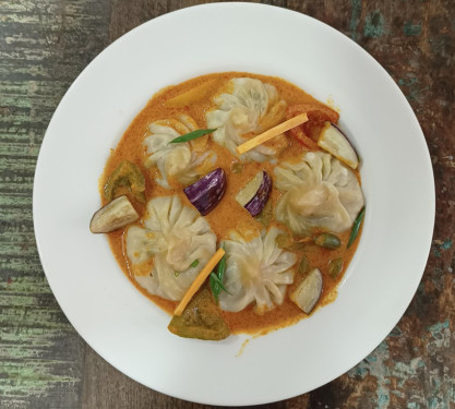 Yellow Curry Veg Soupy Momos