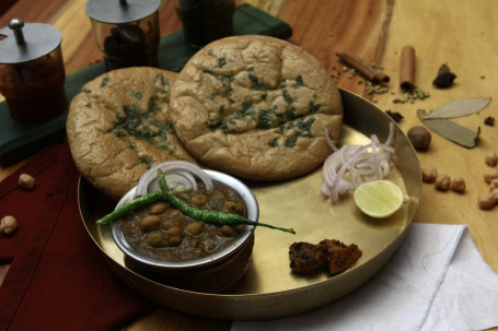 Pindi Chhole With Bread Kulcha