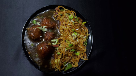 Hakka Noodles With Manchurian Gravy
