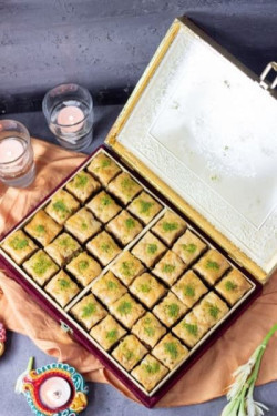 Osmania Velvet Box (Premium Pistachio Baklava)