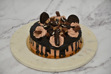 Chocolate Kitkat Oreo Cake