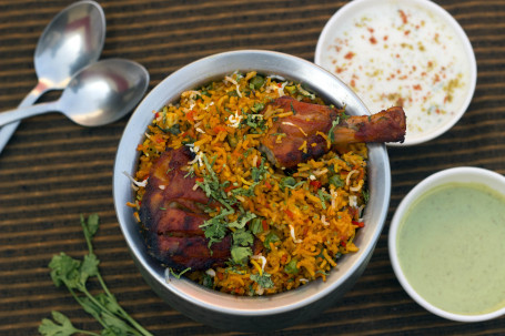 Roasted Chicken Tikka Biryani With Gravy (650Ml Box)