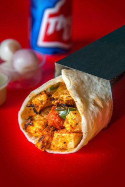 Paneer Tikka Roll Com Lata De Coca-Cola