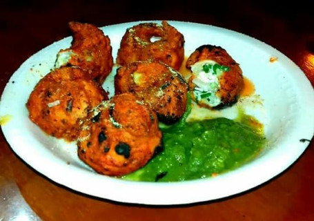 Veg Tandoor Momos 8 Unidades Chutney Vermelho Maionese