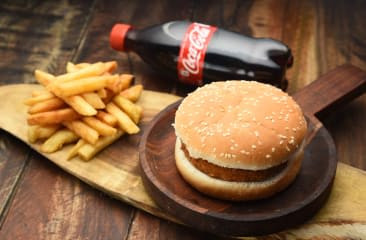 Aloo Tikki Burger Batatas Fritas Coca-Cola