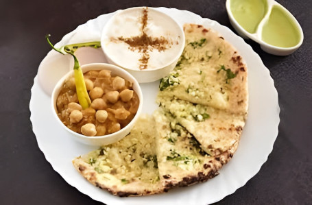 Amritsari Garlic Kulche With Chole