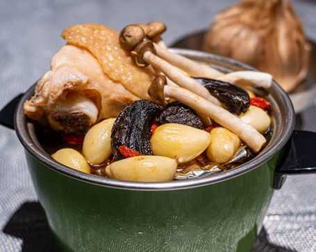 黑白蒜蒜雞湯 Chicken Soup With Garlic