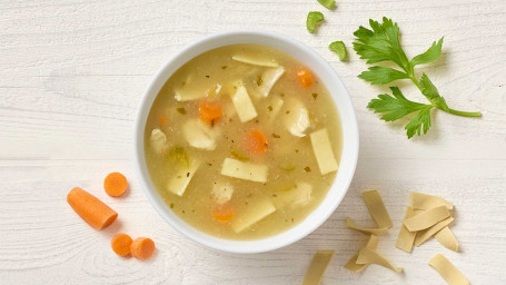 Grupo de sopa de macarrão com frango