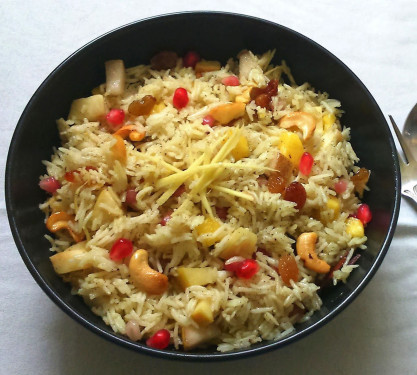 Kashmiri Pulao (Served With Veg Raita)