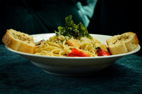 Aglio E Olio Pasta With 2 Slice Garlic Bread