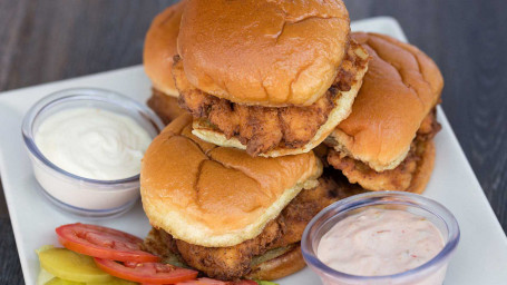 Sliders De Frango Frito Do Sul Com Batatas Fritas