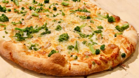 Pizza Grande De Frango Com Brócolis Branco