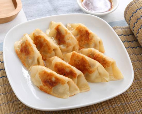 煎餃 Panfried Dumplings