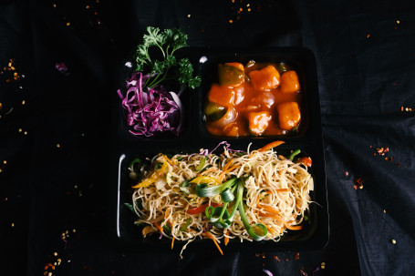 Veg Noodles With Veg Manchurian Gravy