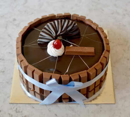 Kit Kat Cake Round