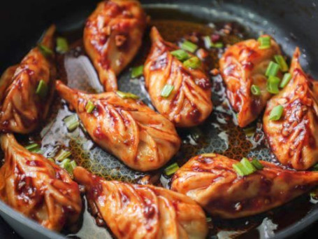 Chicken Momos In Barbaque Sauce [8 Pcs]