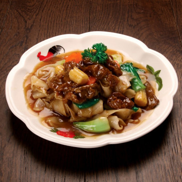 Stir Fried Flat Noodles With Beef In Oyster Sauce