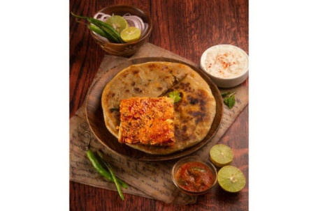 Jumbo Chicken Sichuan Chinese Paratha (Served With Amul Butter)