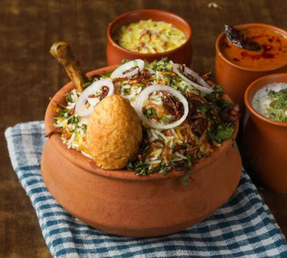 Chicken Hyderabadi Biryani (Served With Raita/ Gravy