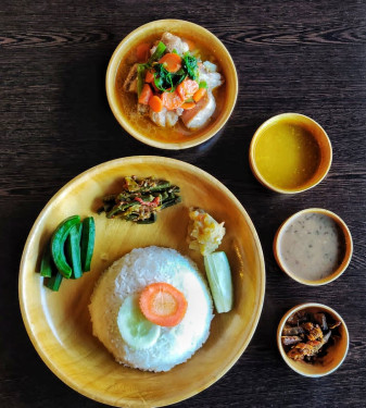 Chicken With Seasonal Vegetables Thali