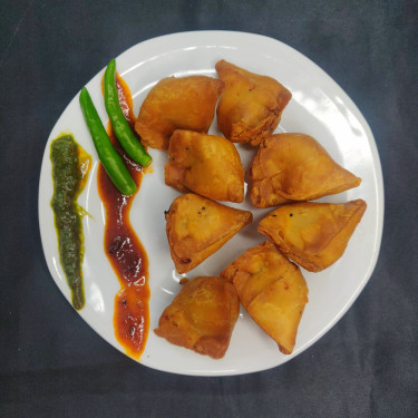 Mini Samosa (Served With Dhania And Imli Chutney)