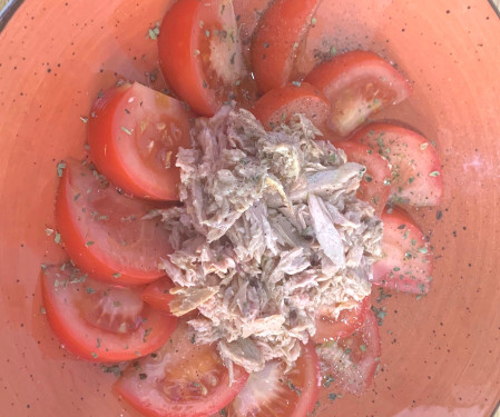 Ensalada de Bonito en conserva con nuestro tomate