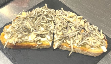 Tosta de Gulas de Aguinaga con Alioli