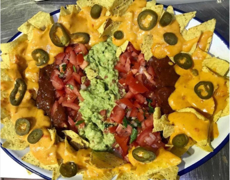 Nachos con guacamole y chili