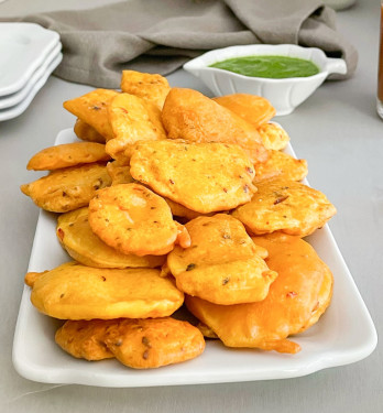 Anarasi Aloo Pakode With Traditional Hari Chutney