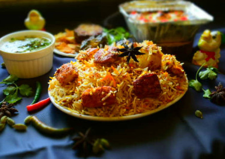 Paneer Biryani Served With Raita 600 Ml