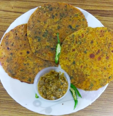 Gujarati Besan Methi Thepla With Mirch Achar [3 Pieces]