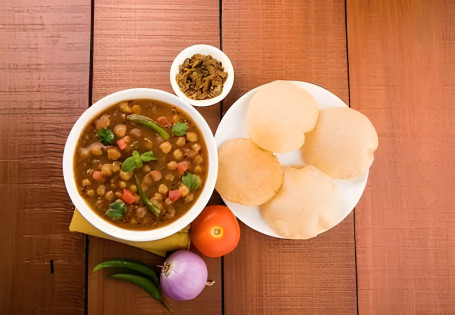 Chole Puri With Curd